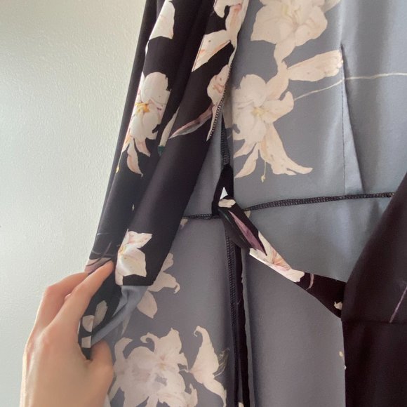 Elegant Black Dress with Romantic Details - Picture 4 of 5